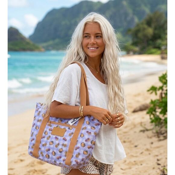 Aloha Collection• HELLO KITTY SUPER CUTE SPECIAL EDITION Nylon Zipper Tote - Picture 3 of 8